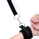 Черные фиксаторы с креплением к двери Closet cuffs